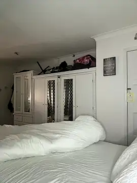 Snapshot of AroraAngel chatting on 10/17/25, 12:47 AroraAngel online show from 10/17/25, 12:47