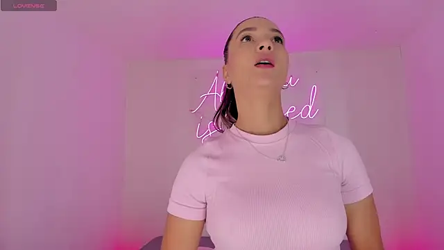 Snapshot of aleksandramiller_ chatting on 09/25/25, 12:42 aleksandramiller online show from 09/25/25, 12:42