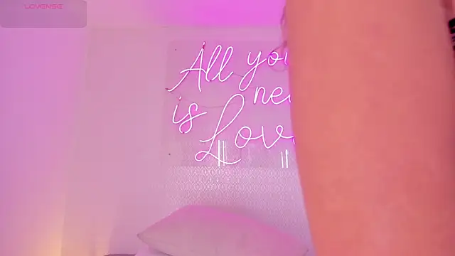 aleksandramiller  online show from 11/12/25, 12:38