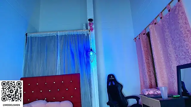 Snapshot of catalina_santana20 chatting on 11/23/25, 02:33 catalina santana20 online show from 11/23/25, 02:33