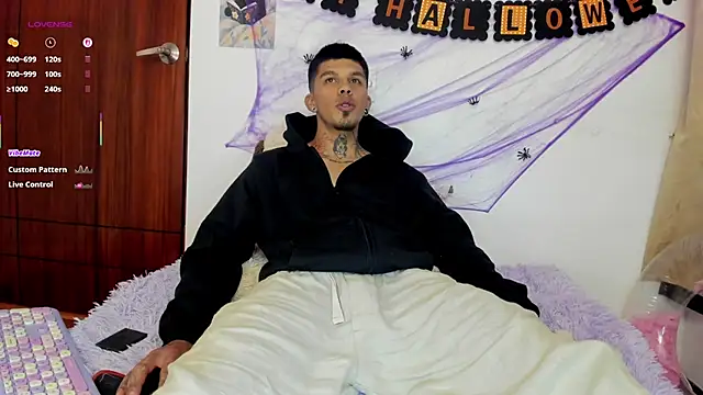 Snapshot of Savajelust chatting on 10/10/25, 12:04 Savajelust online show from 10/10/25, 12:04