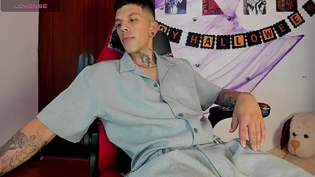 Snapshot of Savajelust chatting on 10/21/25, 02:34 Savajelust online show from 10/21/25, 02:34