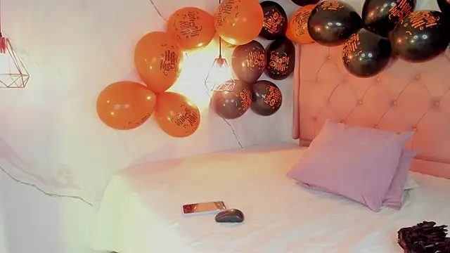 Snapshot of Bellarohs chatting on 10/31/25, 01:56 Bellarohs online show from 10/31/25, 01:56