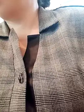 Snapshot of Uzhili chatting on 10/29/25, 12:07 Uzhili online show from 10/29/25, 12:07