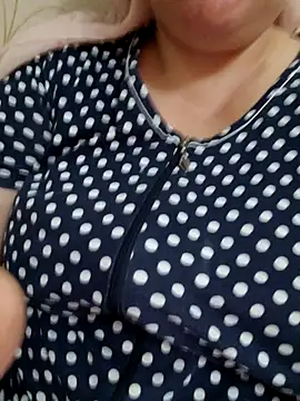 Snapshot of Uzhili chatting on 10/30/25, 06:19 Uzhili online show from 10/30/25, 06:19