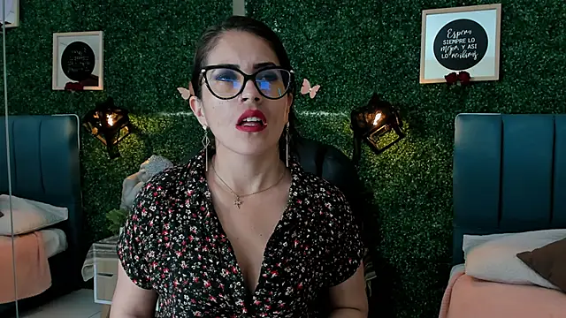 Snapshot of Linagh_ chatting on 10/22/25, 11:43 Linagh online show from 10/22/25, 11:43