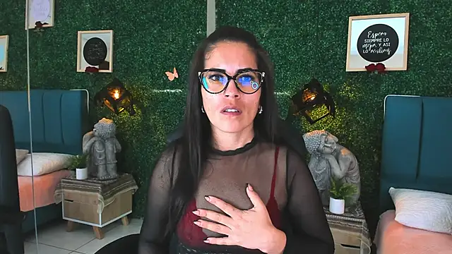 Snapshot of Linagh_ chatting on 10/29/25, 11:45 Linagh online show from 10/29/25, 11:45