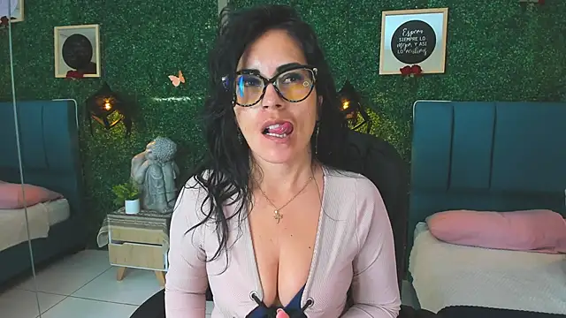 Snapshot of Linagh_ chatting on 11/08/25, 11:43 Linagh online show from 11/08/25, 11:43