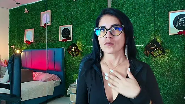 Snapshot of Linagh_ chatting on 11/10/25, 11:53 Linagh online show from 11/10/25, 11:53