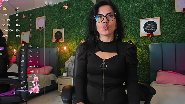 Snapshot of Linagh_ chatting on 11/15/25, 11:40 Linagh online show from 11/15/25, 11:40