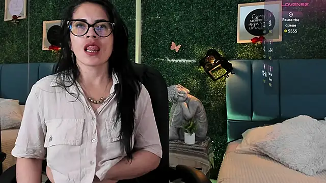 Snapshot of Linagh_ chatting on 11/24/25, 12:05 Linagh online show from 11/24/25, 12:05