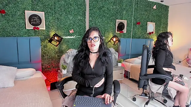 Snapshot of Linagh_ chatting on 12/16/25, 11:37 Linagh online show from 12/16/25, 11:37