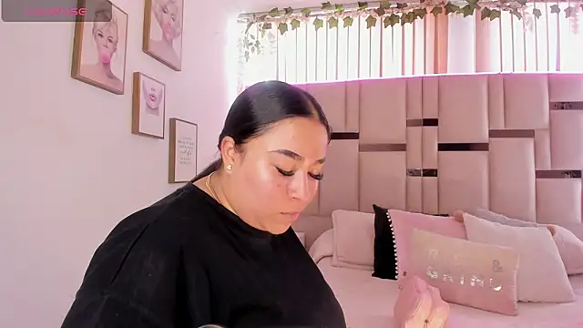 Snapshot of Zoey_thompson chatting on 11/30/25, 03:27 Zoey thompson online show from 11/30/25, 03:27