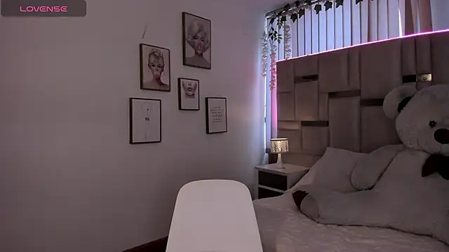 Zoey thompson online show from 07/02/26, 08:59