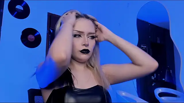 missluna27 online show from 10/22/25, 12:55