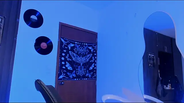 missluna27 online show from 10/25/25, 01:02