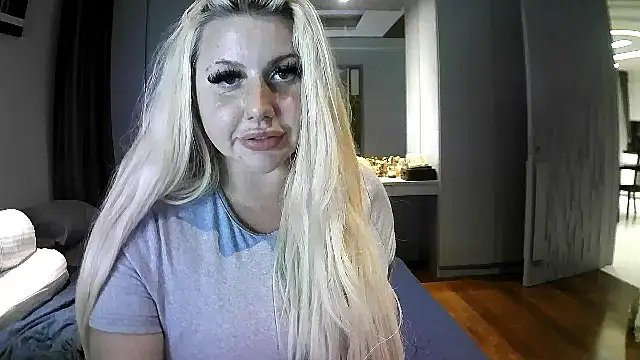 Snapshot of TiaDoll chatting on 10/04/25, 04:16 TiaDoll online show from 10/04/25, 04:16