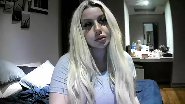 Snapshot of TiaDoll chatting on 10/10/25, 03:44 TiaDoll online show from 10/10/25, 03:44