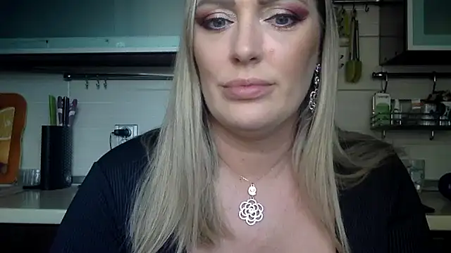 Snapshot of jenniferbluewater chatting on 09/18/25, 02:41 jenniferbluewater online show from 09/18/25, 02:41