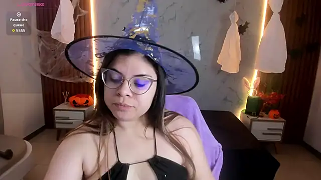 Snapshot of shasha_bloom chatting on 10/31/25, 01:12 shasha bloom online show from 10/31/25, 01:12