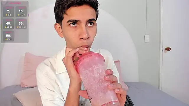 JoshuaSanzz online show from 10/31/25, 03:40