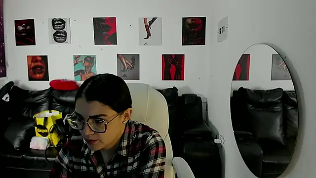 Snapshot of iam_sammy_01 chatting on 11/19/25, 12:16 iam sammy 01 online show from 11/19/25, 12:16