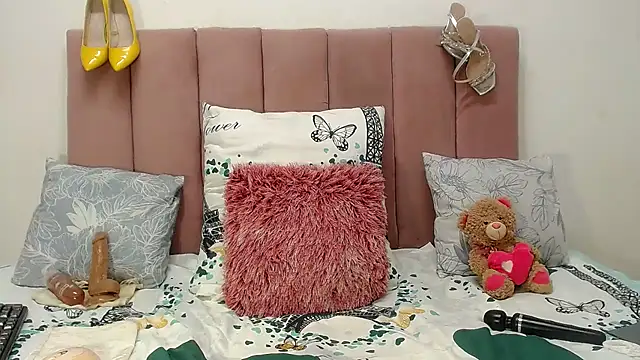 Snapshot of RoundaAssx22 chatting on 10/15/25, 04:56 RoundaAssx22 online show from 10/15/25, 04:56