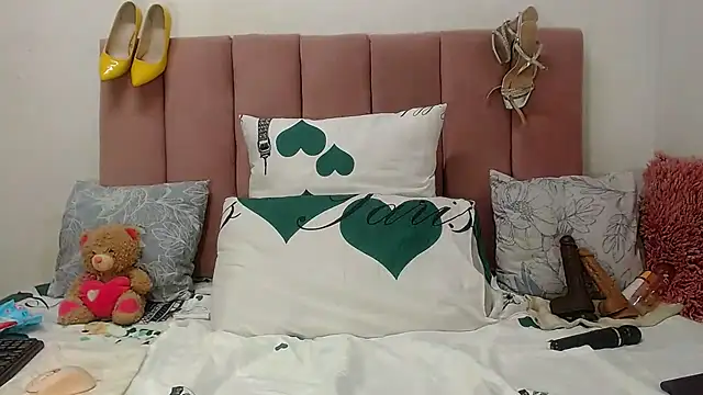 Snapshot of RoundaAssx22 chatting on 11/02/25, 02:25 RoundaAssx22 online show from 11/02/25, 02:25