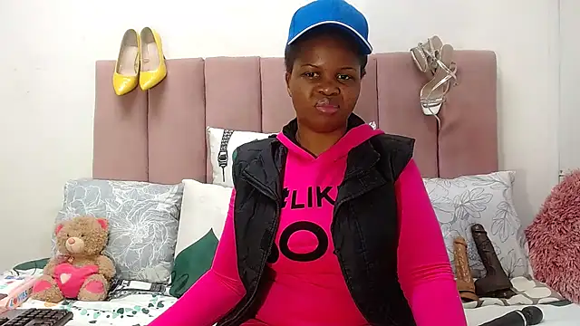 Snapshot of RoundaAssx22 chatting on 11/04/25, 01:54 RoundaAssx22 online show from 11/04/25, 01:54