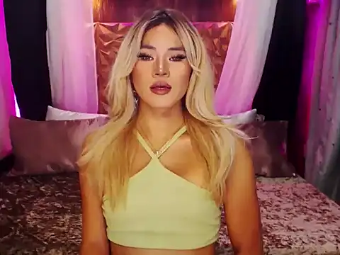 Snapshot of YllanaAltheaXxX chatting on 10/15/25, 03:45 YllanaAltheaXxX online show from 10/15/25, 03:45