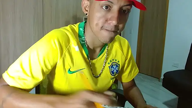 Snapshot of skinny23cm chatting on 11/13/25, 11:53 skinny23cm online show from 11/13/25, 11:53