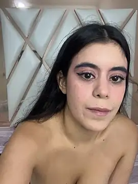 Snapshot of CoralineRusso1 chatting on 10/23/25, 06:34 CoralineRusso1 online show from 10/23/25, 06:34