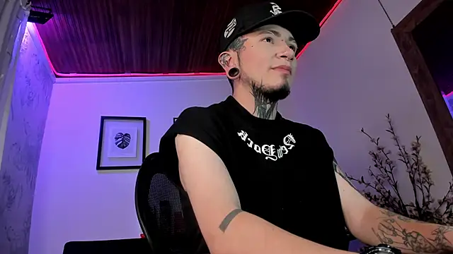 Snapshot of tyler_jones_ chatting on 10/01/25, 04:07 tyler jones  online show from 10/01/25, 04:07