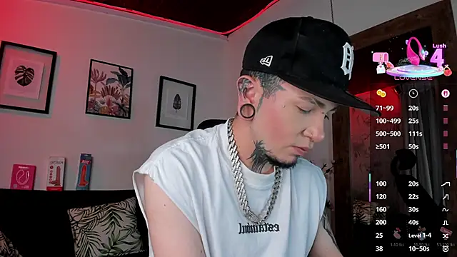 Snapshot of tyler_jones_ chatting on 10/07/25, 03:58 tyler jones  online show from 10/07/25, 03:58