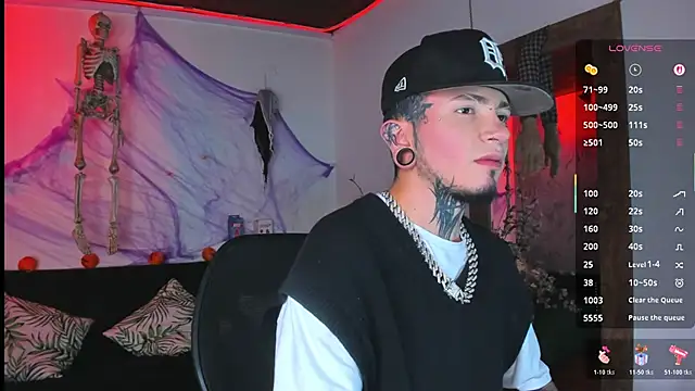 Snapshot of tyler_jones_ chatting on 10/28/25, 04:38 tyler jones  online show from 10/28/25, 04:38