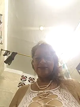 Snapshot of MaryeLunna chatting on 11/01/25, 11:12 MaryeLunna online show from 11/01/25, 11:12