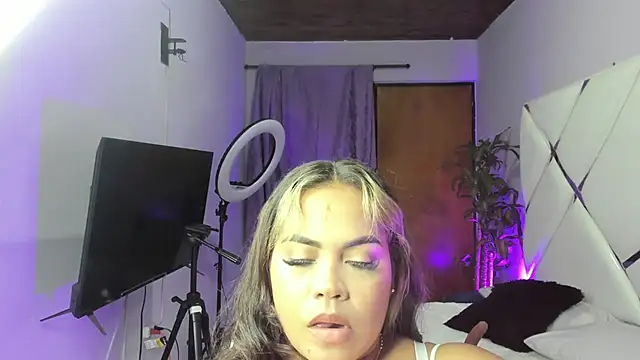 Snapshot of EmilyDuran_ chatting on 10/19/25, 11:27 EmilyDuran online show from 10/19/25, 11:27