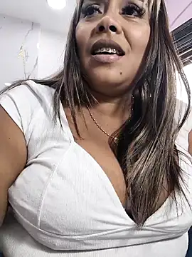 Snapshot of EmilyDuran_ chatting on 11/27/25, 05:26 EmilyDuran online show from 11/27/25, 05:26