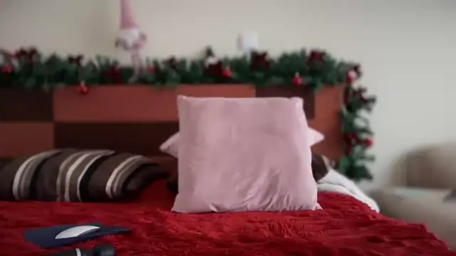 Snapshot of Reddgiirl chatting on 12/15/25, 09:13 Reddgiirl online show from 12/15/25, 09:13