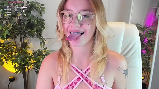 Snapshot of Nerissa_xo chatting on 10/02/25, 08:05 Nerissa xo online show from 10/02/25, 08:05