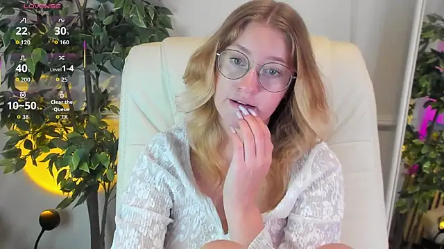 Snapshot of Nerissa_xo chatting on 10/04/25, 09:02 Nerissa xo online show from 10/04/25, 09:02