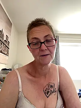 Snapshot of Curvy-Jinx chatting on 09/15/25, 07:19 Curvy-Jinx online show from 09/15/25, 07:19