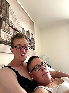 Snapshot of Curvy-Jinx chatting on 09/19/25, 07:32 Curvy-Jinx online show from 09/19/25, 07:32