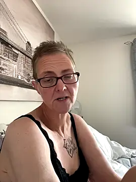 Snapshot of Curvy-Jinx chatting on 09/23/25, 07:44 Curvy-Jinx online show from 09/23/25, 07:44