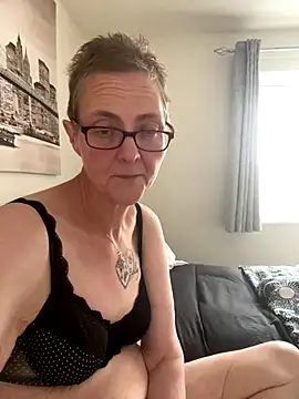 Snapshot of Curvy-Jinx chatting on 09/28/25, 02:00 Curvy-Jinx online show from 09/28/25, 02:00