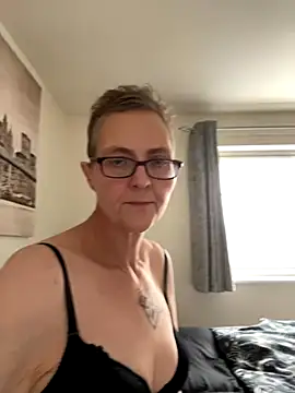 Snapshot of Curvy-Jinx chatting on 10/08/25, 12:03 Curvy-Jinx online show from 10/08/25, 12:03