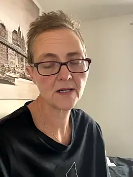 Snapshot of Curvy-Jinx chatting on 10/09/25, 07:28 Curvy-Jinx online show from 10/09/25, 07:28