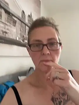 Snapshot of Curvy-Jinx chatting on 10/13/25, 08:03 Curvy-Jinx online show from 10/13/25, 08:03