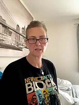 Snapshot of Curvy-Jinx chatting on 10/14/25, 07:42 Curvy-Jinx online show from 10/14/25, 07:42