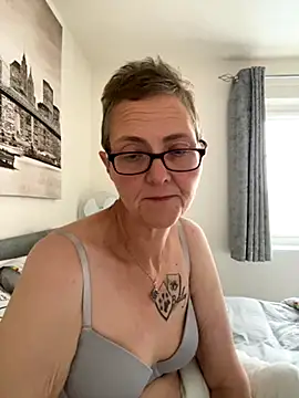 Snapshot of Curvy-Jinx chatting on 10/15/25, 07:52 Curvy-Jinx online show from 10/15/25, 07:52